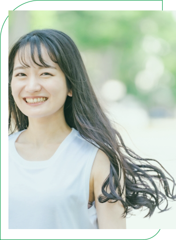 髪のなびく女性